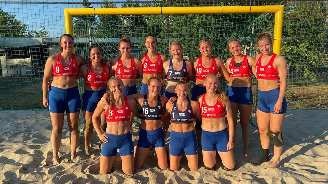 Permiten que los equipos femeninos de balonmano vistan camisetas sin mangas y pantalones cortos ajustados en lugar de bikinis 