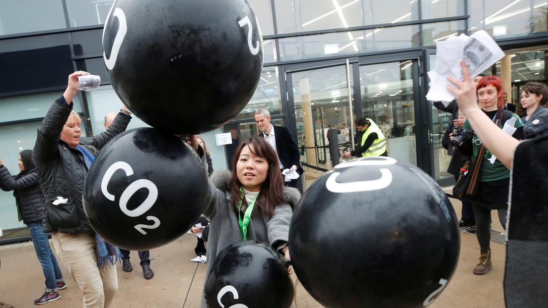 ¿Cómo funciona la compensación de carbono y por qué es utilizada por multimillonarios como Bill Gates o Jeff Bezos?