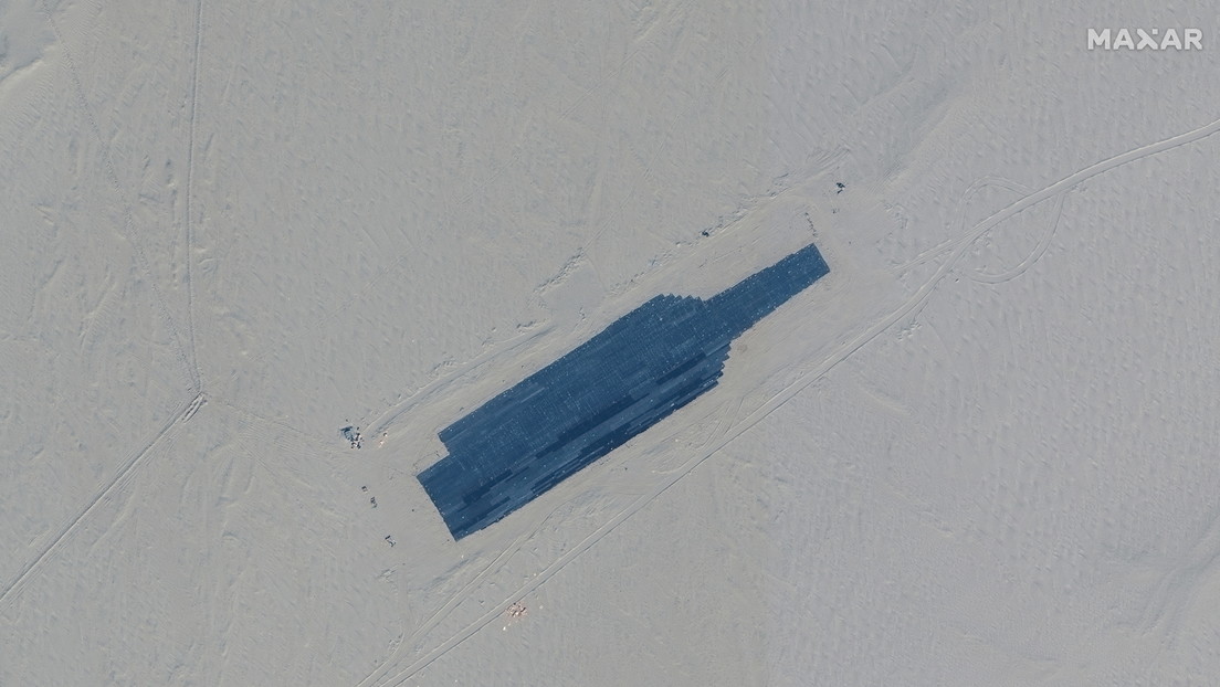 China despliega en el desierto maquetas gigantes de un portaaviones y de buques de EE.UU. como blancos de sus misiles balísticos