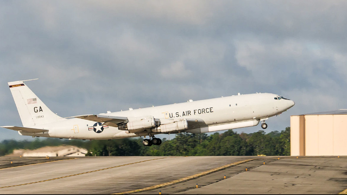 "¡Salga de inmediato o será interceptado!": China expulsa a un avión militar de EE.UU. que se aproximó a su espacio aéreo cerca de Taiwán