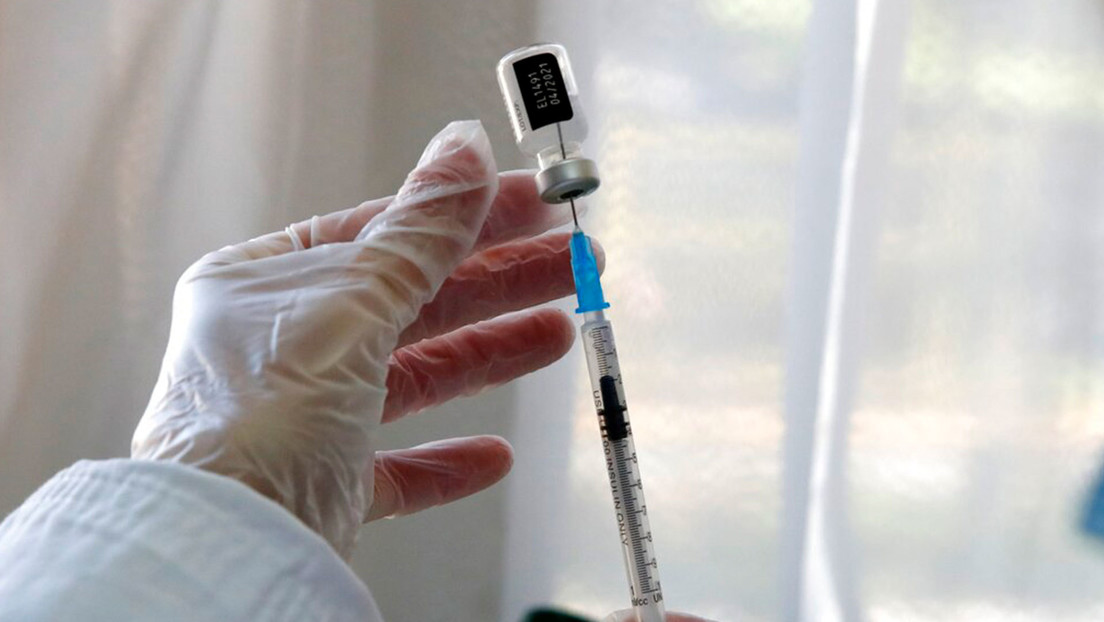 Miles de antivacunas sobornan a médicos en Grecia para que les inyecten suero pero acaban vacunados