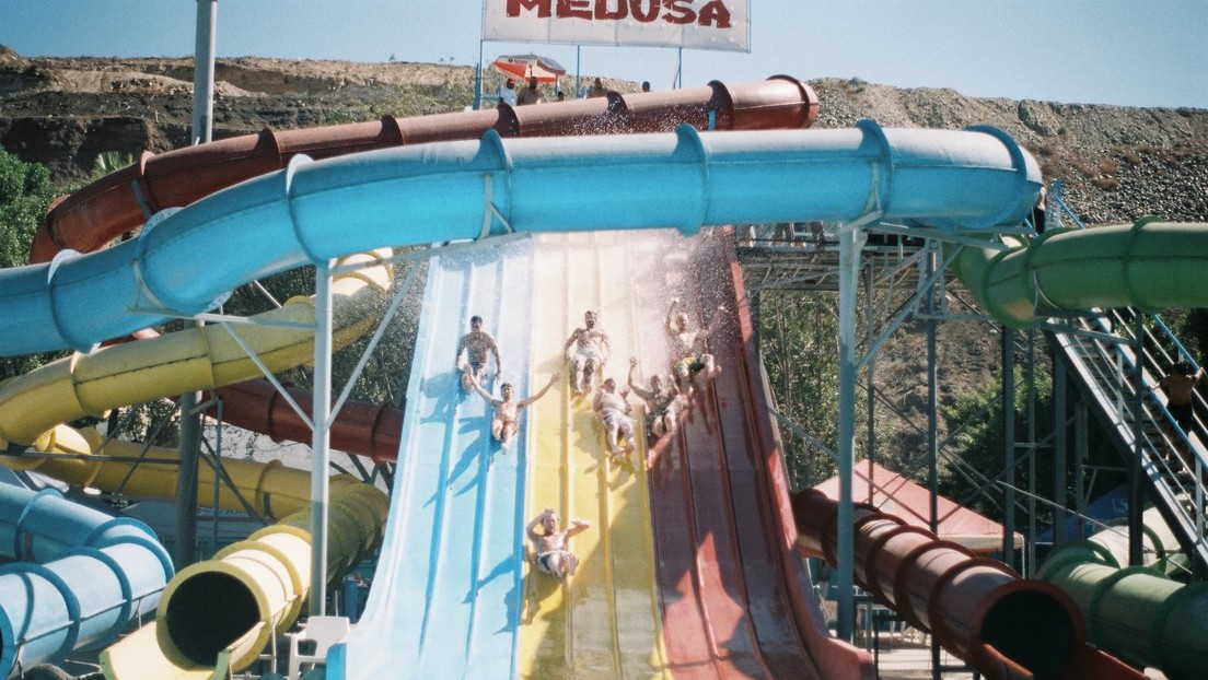 VIDEO: Un buey escapa de un matadero en Brasil para subirse a un tobogán de agua y se convierte en la estrella local