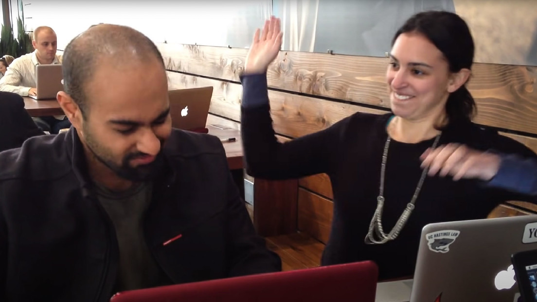 VIDEO: Un hombre paga a una mujer para que le abofetee cada vez que use Facebook y Elon Musk lo 'lanza a la fama' (9 años después)