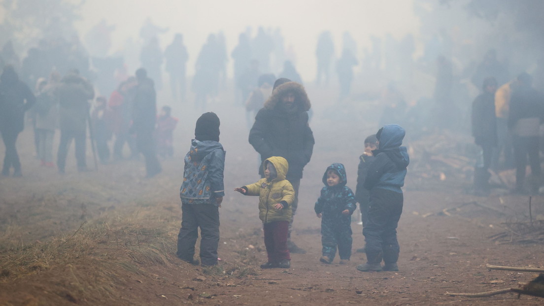 ¿Cómo aparecieron miles de migrantes en la frontera oriental de la UE? (VIDEOS)