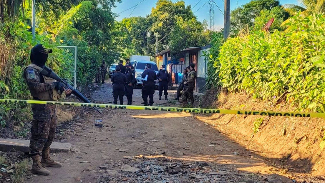 Nayib Bukele dice que han contenido "el alza de violencia" en El Salvador y muestra "armamento de guerra" incautado a las pandillas