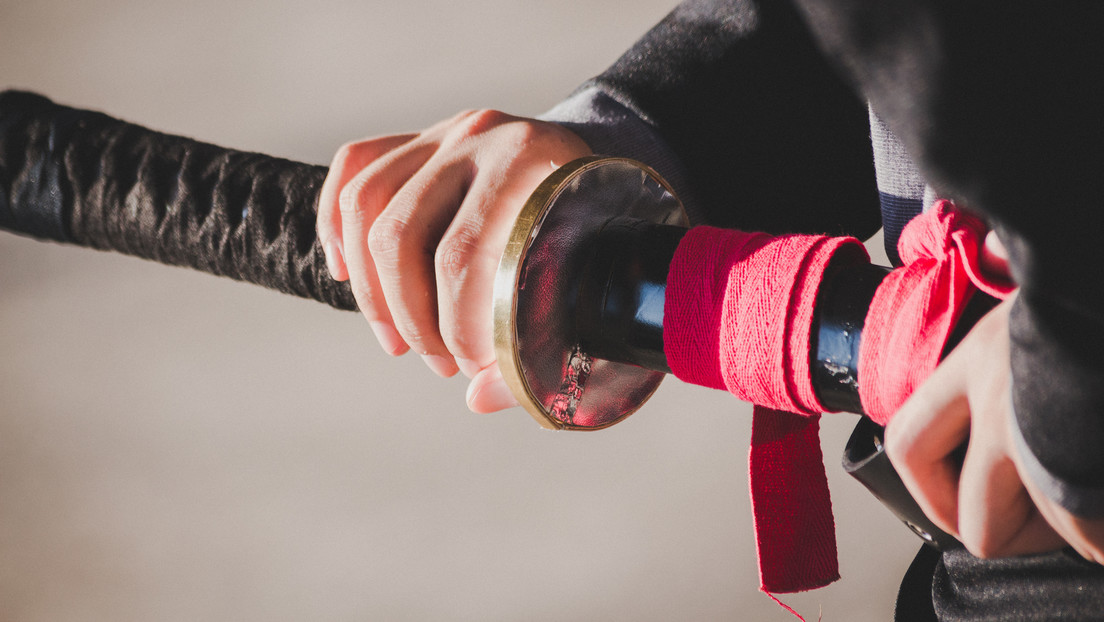 VIDEO: Conductor amenaza a otro con una katana y su oponente responde sacando un rifle en plena calle