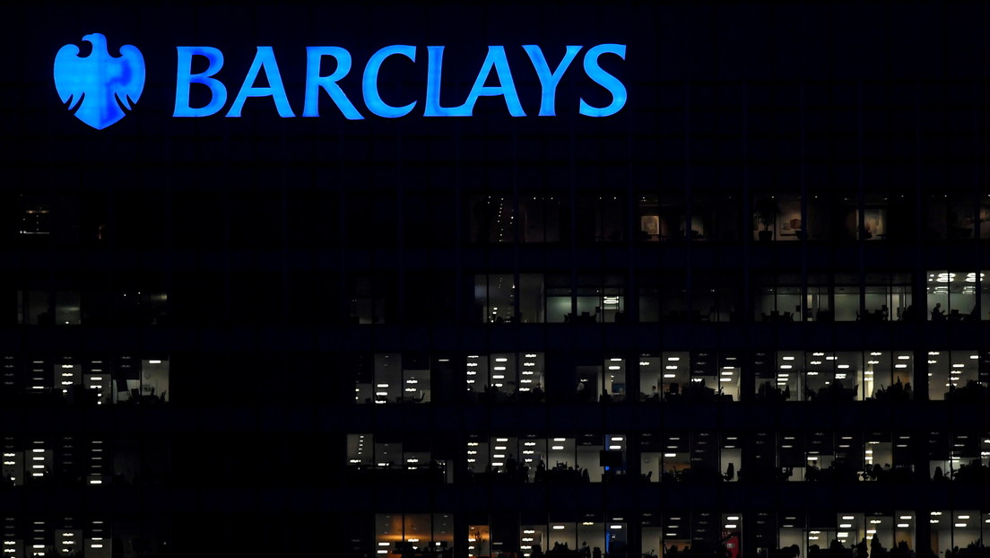 Culpa a su banco de "robarle su futuro" y de obligarle a vivir en una casa vieja tras recibir casi 150.000 dólares de un desconocido