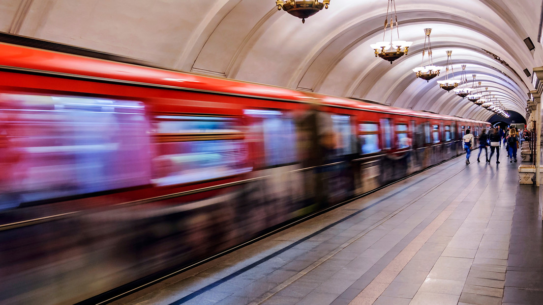 VIDEO: Un hombre muere arrollado en el metro de Moscú cuando intentaba salvar a un suicida que sí sobrevivió