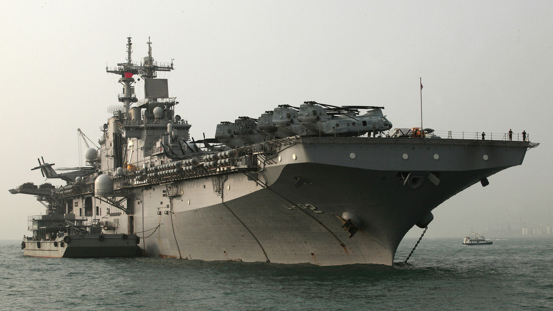 VIDEO: Un helicóptero iraní sobrevuela un buque de guerra de EE.UU. en aguas del golfo Pérsico