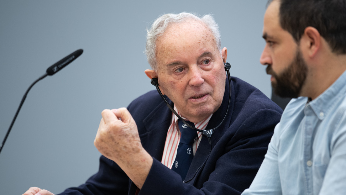 "¿No es hora de que seas valiente?": Un sobreviviente del Holocausto confronta a un exguardia nazi durante su juicio