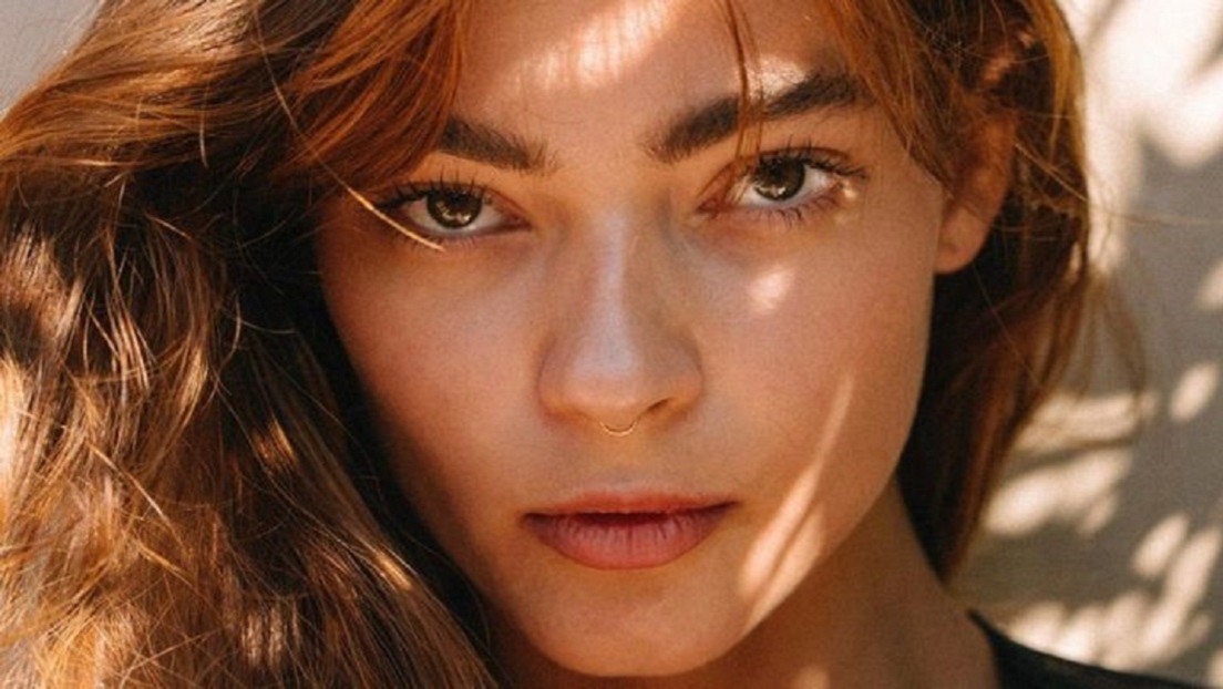 Desconocidos arrojan frente a hospitales de Los Ángeles a una modelo muerta y a una amiga suya en estado crítico