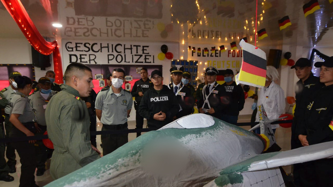 Con uniformes de las SS y una maqueta de un bombardero nazi: miembros de una escuela policiaca en Colombia provocan un escándalo internacional