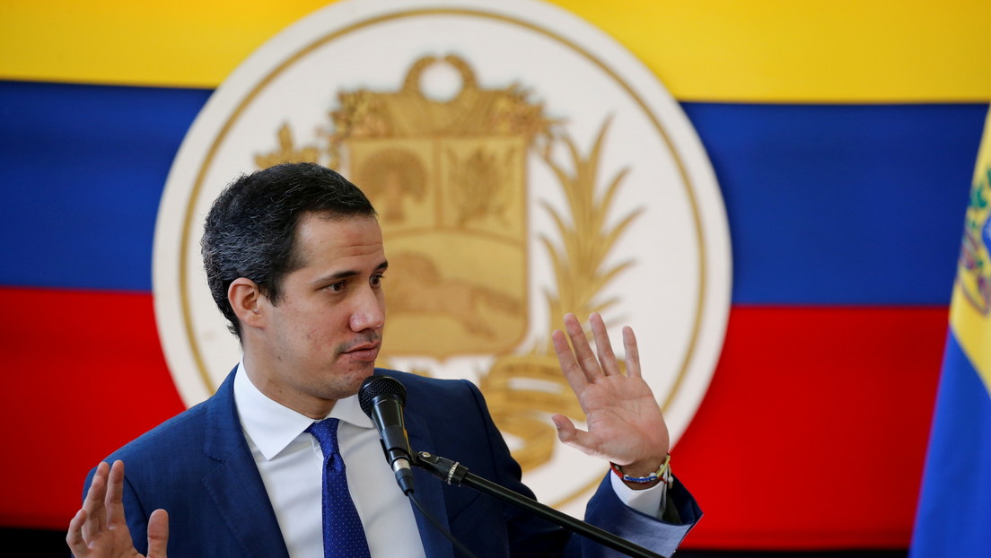 Se cae parte del set de prensa durante un acto del exdiputado venezolano Juan Guaidó y las redes no lo perdonan (VIDEO)