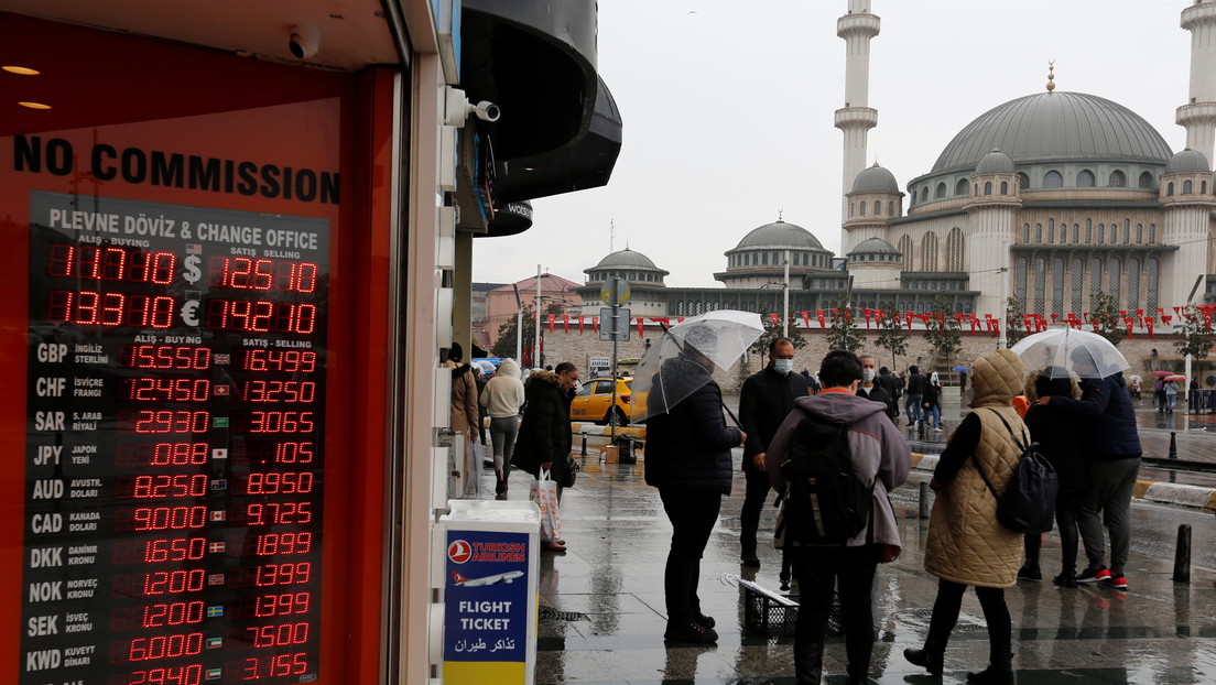El deterioro de la moneda nacional genera protestas en Turquía (VIDEOS)