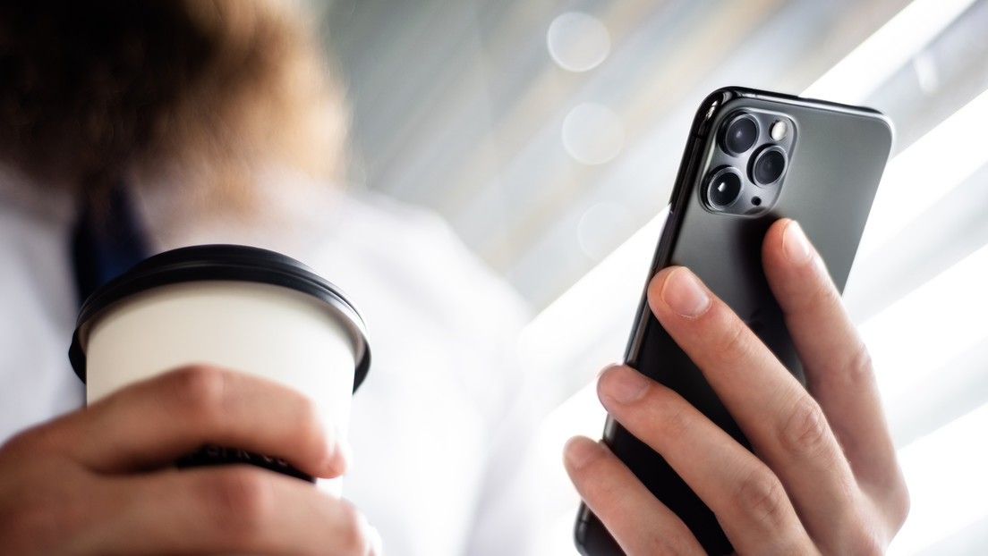 Apple envía a periodistas y opositores salvadoreños una alerta de "un posible espionaje" por "atacantes patrocinados por el Estado"