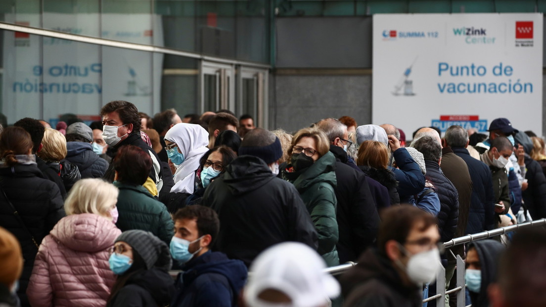 Por qué España resiste la ola del coronavirus que azota Europa (y el gráfico que muestra la importancia de la vacunación)