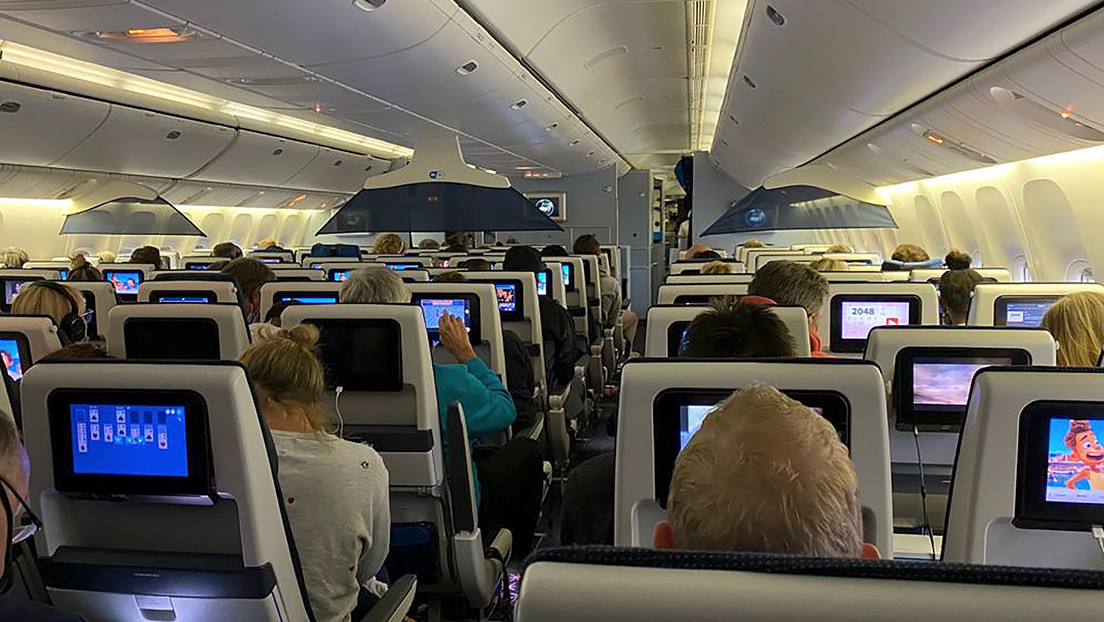 Pasajeros de Sudáfrica quedan atrapados en el aeropuerto de Ámsterdam por temores ante la nueva cepa de coronavirus