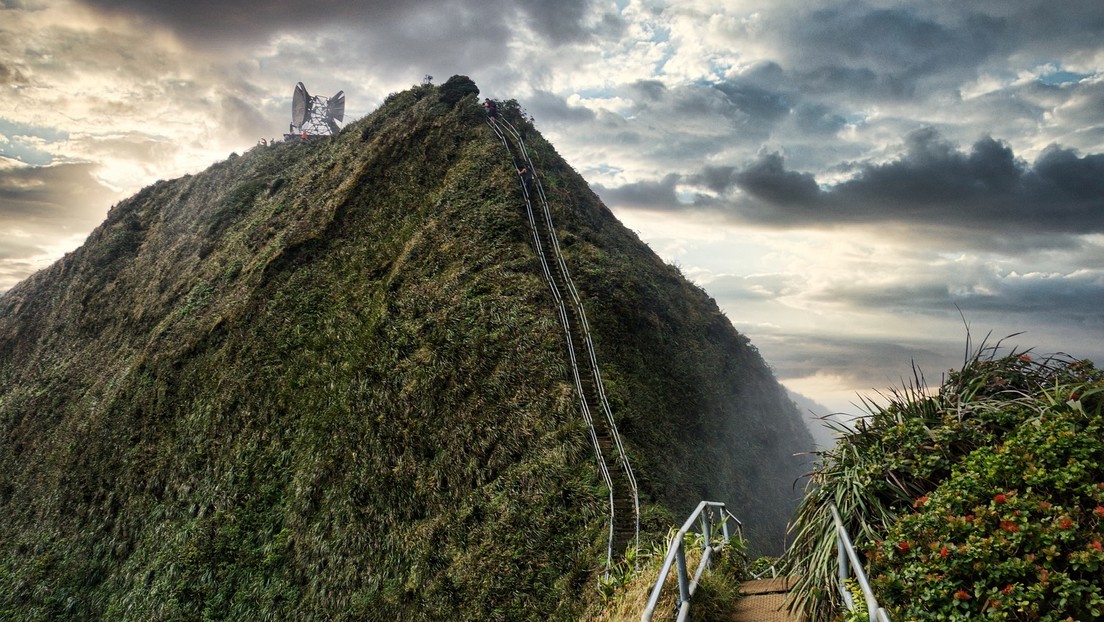 VIDEO: Una 'tiktoker' de Hawái critica a los senderistas que escalan una ruta prohibida