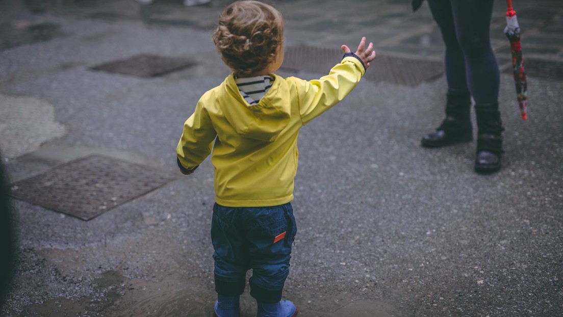 VIDEO: Niño colombiano que camina "como hombre" se vuelve viral (pero la grabación abre debate sobre la crianza machista del menor)