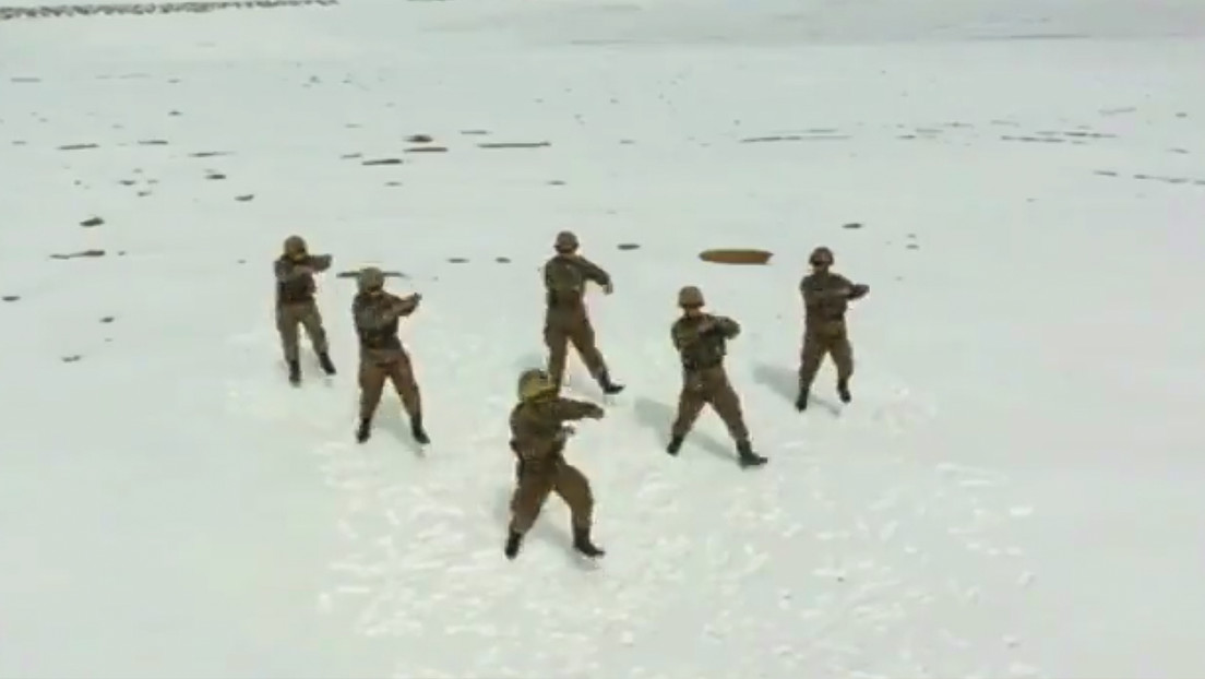 VIDEO: Soldados chinos bailan a 5.200 metros de altitud