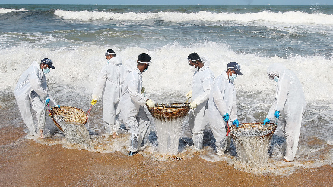 Tras el "peor desastre marítimo" de la historia de Sri Lanka, 1.680 toneladas de gránulos de plástico ponen en jaque a miles de familias del país