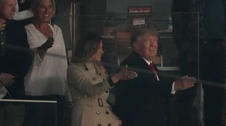 Captan cómo Melania Trump deja de sonreír de inmediato mientras estaba junto a Donald Trump durante un partido de béisbol y la Red reacciona