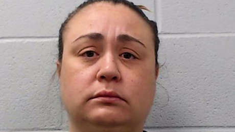 Arrestan a una mujer en Texas por apuntar con un arma cargada a un niño que pedía truco o trato fuera de su casa