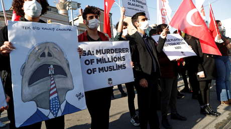 Activistas de la asociación juvenil turca TGB ponen sacos en la cabeza a soldados estadounidenses