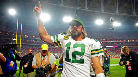 La estrella de la NFL Aaron Rodgers anuncia que regala un millón de dólares en bitcoines a sus fans "para hacer más accesible" la criptodivisa