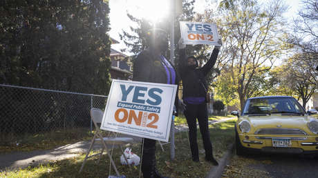 Votantes de Mineápolis rechazan un plan para disolver la Policía más de un año después de la muerte de George Floyd