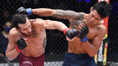 Dos luchadores de MMA se golpean simultáneamente en la entrepierna y caen al unísono a la lona durante un evento de nuevos talentos de la UFC