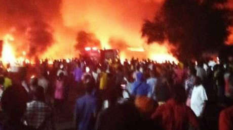 Un camión cisterna choca con otro vehículo en Sierra Leona, residentes acuden a recoger el combustible y se produce una explosión dejando 98 muertos