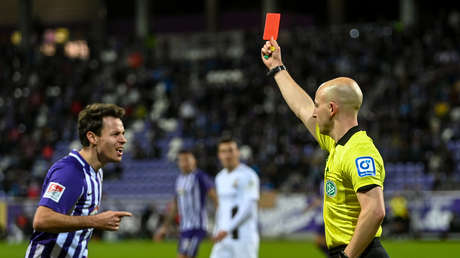 Suspenden por 7 meses a un futbolista alemán por escupir a un asistente (pero él lo niega y amenaza con acudir a un tribunal federal)