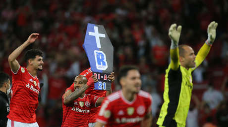 VIDEO: Clásico del fútbol brasileño termina en escándalo y trifulca por unos ataúdes de cartón