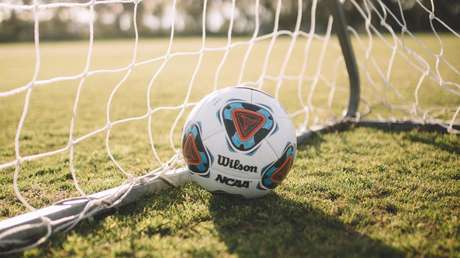 VIDEO: Futbolistas de un club argentino rinden homenaje a su arquero fallecido pateando penales al ataúd