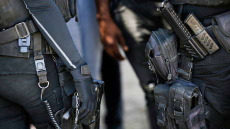 Difunden un video del momento en que policías mexicanos agreden a un hombre que usa bastón