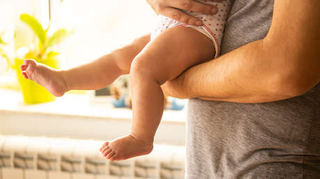 VIDEO: Una mujer atrapa en el aire a un bebé que se cae cabeza abajo de las manos de la niñera