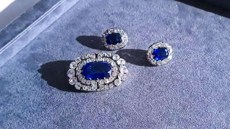 FOTO: Subastan joyas de la familia real Románov por más de 870.000 dólares