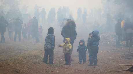 ¿Cómo aparecieron miles de migrantes en la frontera oriental de la UE? (VIDEOS)