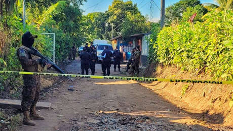 Nayib Bukele dice que han contenido "el alza de violencia" en El Salvador y muestra "armamento de guerra" incautado a las pandillas