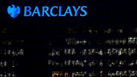 Culpa a su banco de "robarle su futuro" y de obligarle a vivir en una casa vieja tras recibir casi 150.000 dólares de un desconocido