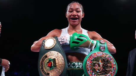 VIDEO: Una boxeadora se queda 'dormida' de pie tras ser noqueada por su rival (VIDEO)