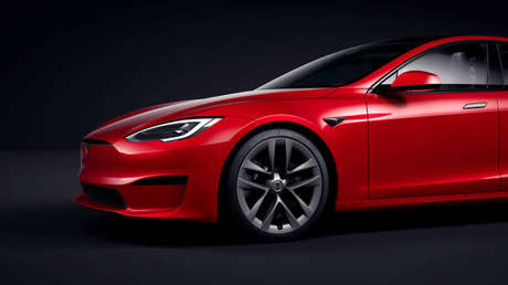 Un Tesla Model S Plaid 'ridiculiza' en una carrera a dos de los coches a gasolina más rápidos (VIDEO)