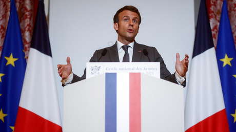 Emmanuel Macron cambió el color de la bandera de Francia sin avisar a la opinión pública, asegura un reciente libro