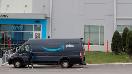 Un camión de entregas de Amazon queda partido en dos tras chocar violentamente con un tren (FOTOS, VIDEO)