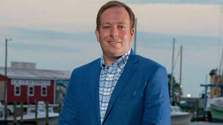 Un alcalde de EE.UU. se enfrenta a 50 cargos por publicar pornografía como venganza en Reddit