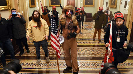 Condenan a 41 meses de prisión al 'vikingo' que participó en el asalto al Capitolio de EE.UU.