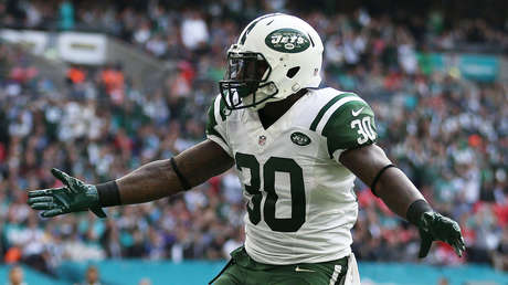 Exjugador de la NFL se da a la fuga tras difundirse una grabación en la que golpea brutalmente a su expareja frente a su hijo de 5 meses