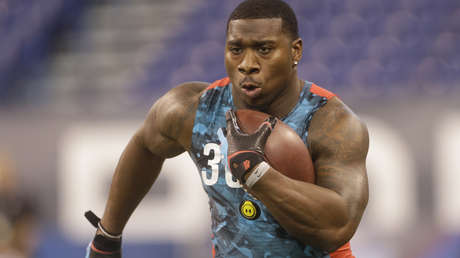 Arrestan al exjugador de la NFL que se dio a la fuga tras difundirse imágenes en las que golpea a su expareja frente a su hijo