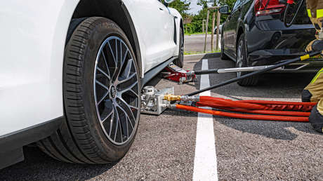 Lanzan un dispositivo diseñado especialmente para sofocar llamas en las baterías de los vehículos eléctricos